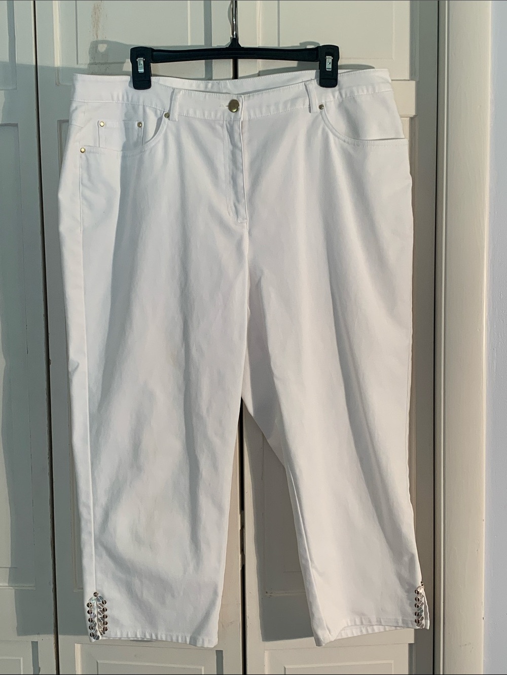 Ruby Rd. White Capris with Studded Hem Detail EUC